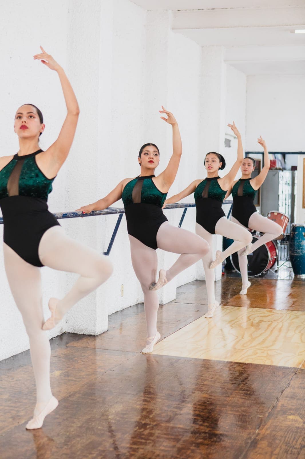 Alumnas practicando ballet clásico en la barra de la Escuela Estatal de Danza