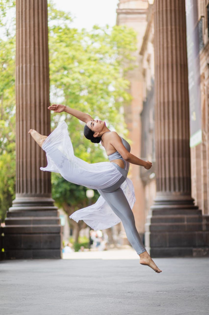 Bailarina de danza contemporánea entre las columnas del Teatro de la Paz
