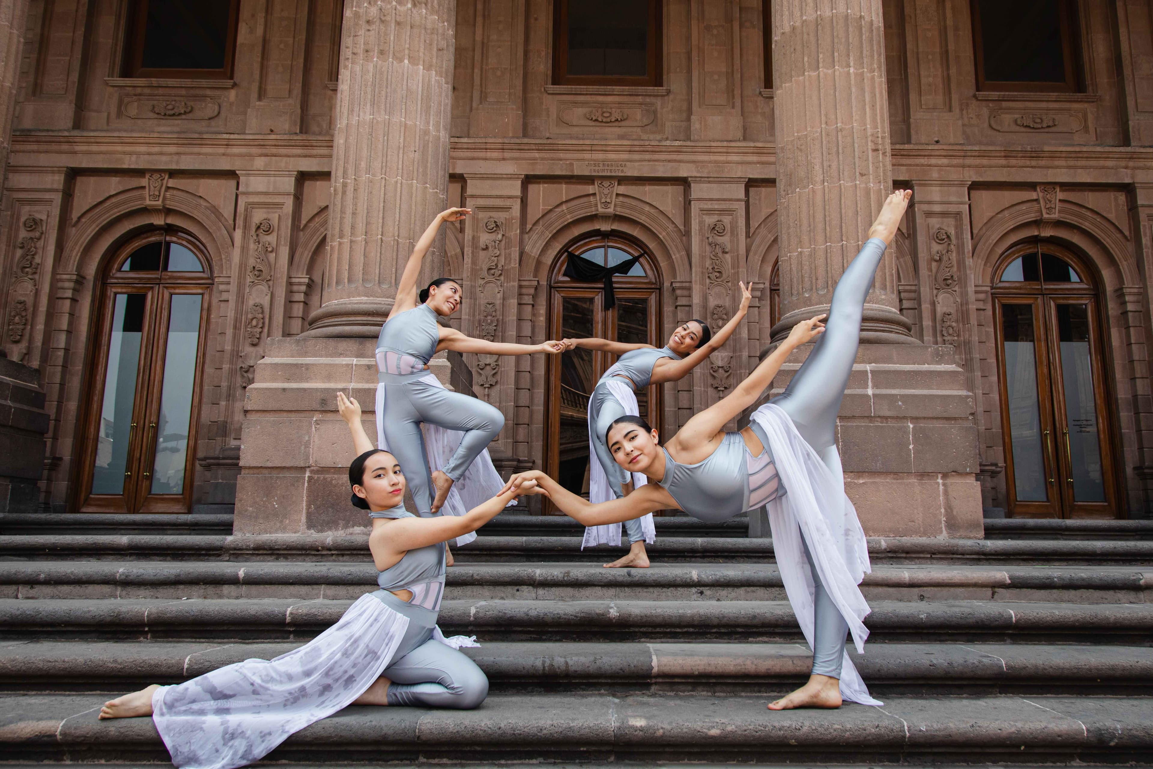 Bailarinas de danza contemporánea en las escalinatas del Teatro de la Paz, San Luis Potosí